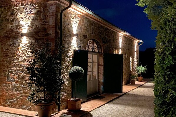 تفاصيل الفندق من الخارج