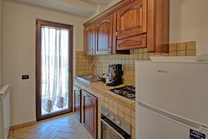 Frigorifero, microonde, forno, piano cottura