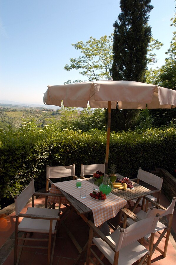 Outdoor dining - La Valle 4 - Apartment with pool (Montaione)