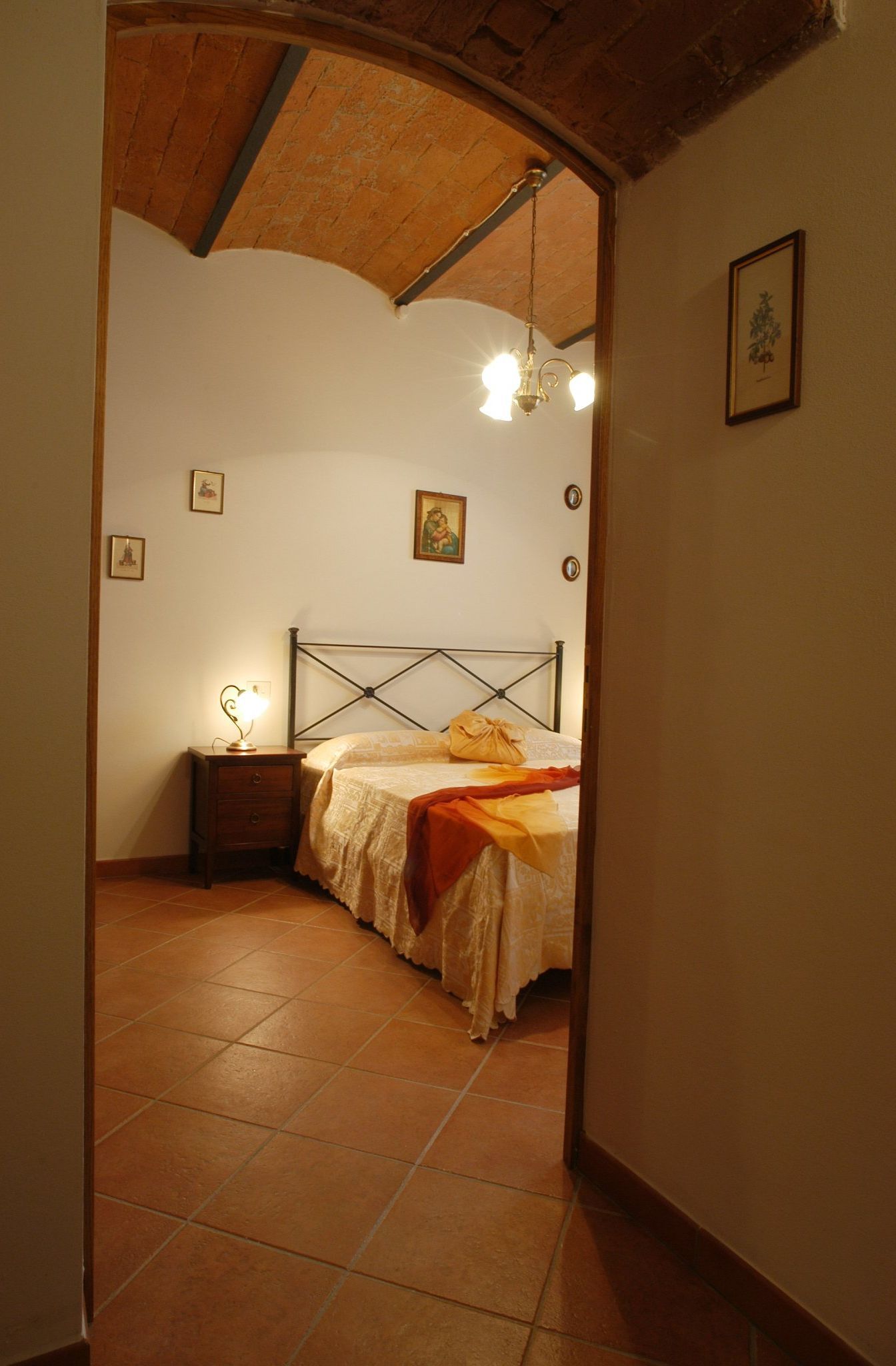 Ein Schlafzimmer mit Bett, Nachttisch, Lampe und Deckenventilator.
