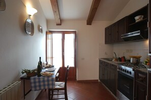 Frigorifero, forno, piano cottura, lavastoviglie