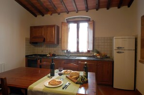 Frigorifero, forno, piano cottura, lavastoviglie