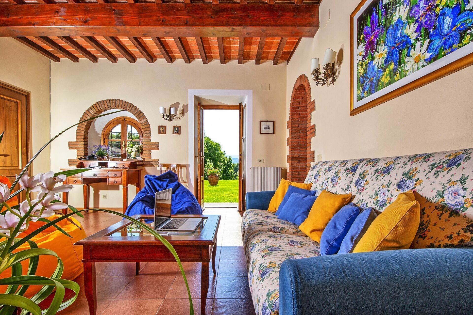 Fernseher, Kamin, Stereoanlage