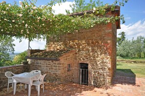 Outdoor dining - Orietta 3 - Apartment with swimming pool (Castelnuovo Berardenga)