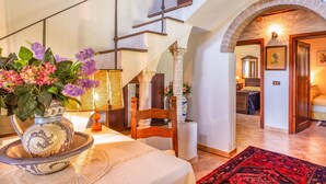 A staircase with a modern design, leading to a bedroom with a large mirror and a red rug. - Vacation Home in Pilarciano with 4 bedrooms sleeps 7 (Pilarciano)