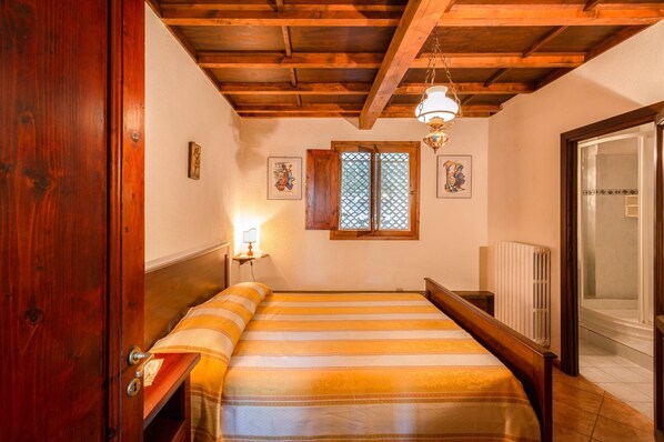 4 quartos, ferros/tábuas de passar roupa, berço de viagem