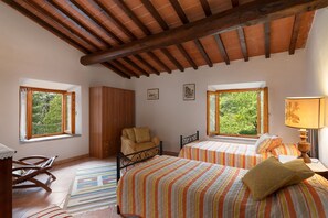 4 habitaciones, tabla de planchar con plancha y cuna de viaje 