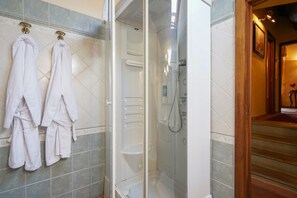 Shower, hair dryer, bidet - Villa in Vicchio with 2 bedrooms sleeps 4 (Vicchio)