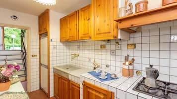 Frigorifero, forno, piano cottura, lavastoviglie