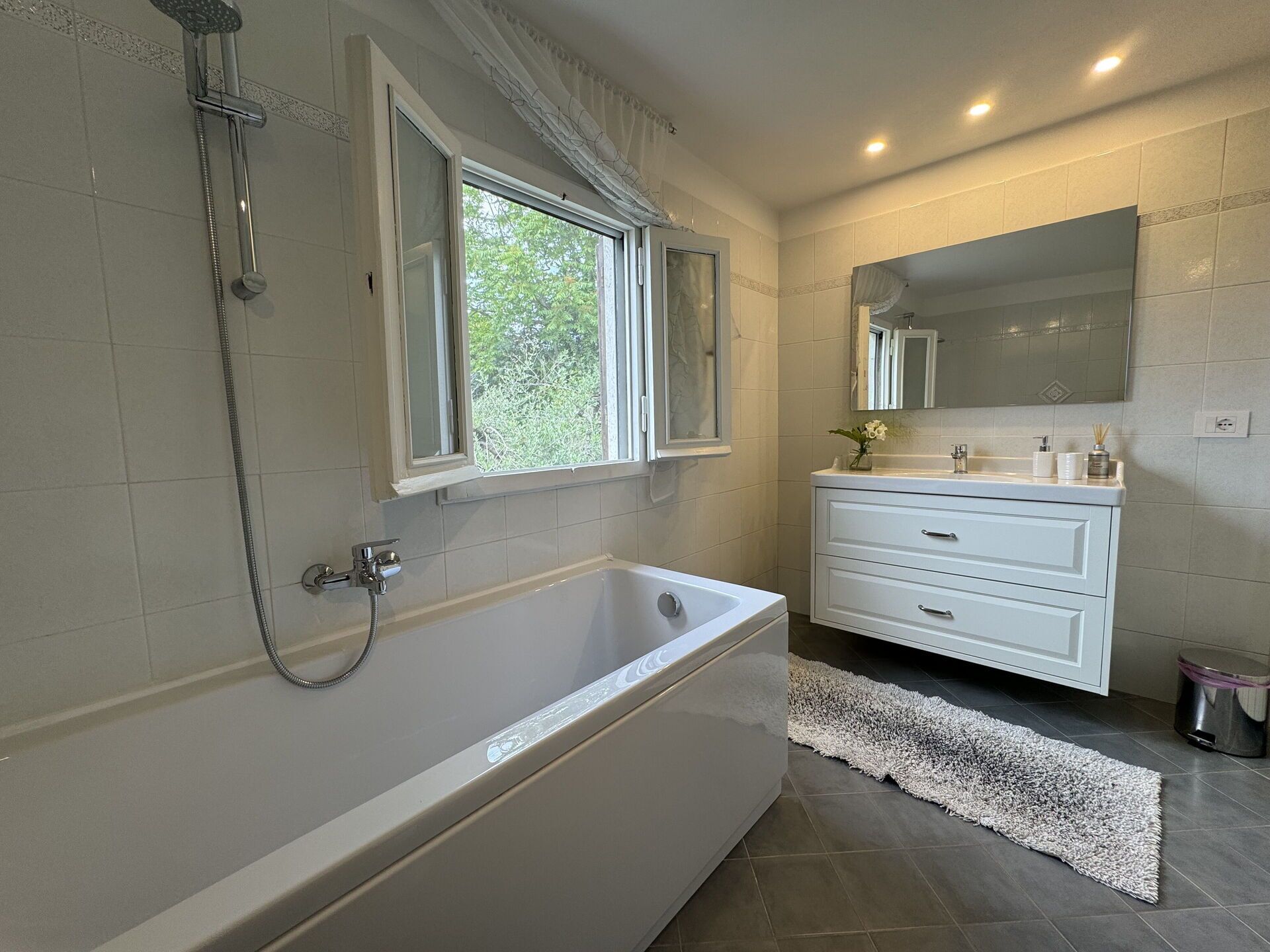 Bathtub, bidet