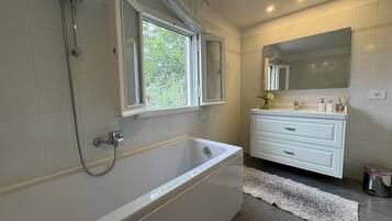 Bathtub, bidet