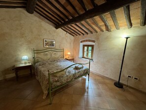 2 chambres, fer et planche à repasser, lit de bébé portatif