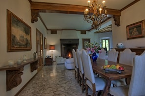 A dining area with a marble floor, wooden furniture, and a chandelier. - Private Villa with private pool, hot tub, WIFI, TV, pets allowed, panoramic view, close to Arezzo (Patrignone)