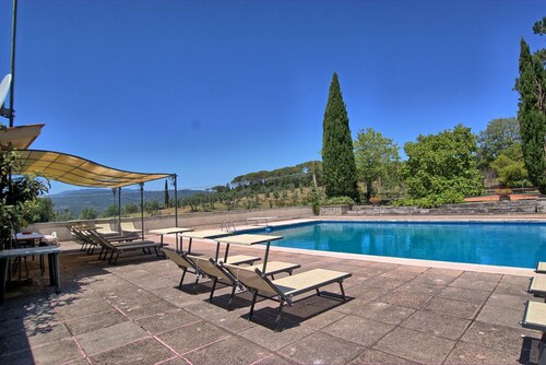 Private Villa with private pool, hot tub, WIFI, TV, pets allowed, panoramic view, close to Arezzo