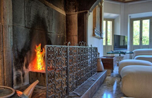 Private Villa with hot tub, private pool, WIFI, TV, pets allowed, panoramic view, close to Arezzo