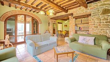 Kamin, DVD-Player, Stereoanlage