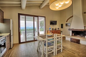 Kylskåp, mikrovågsugn, ugn och spishäll