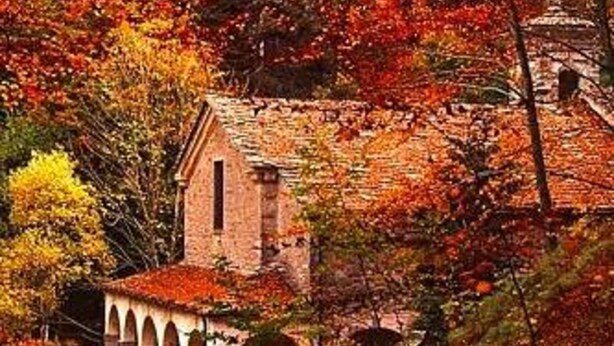 A rustic building with a tiled roof, surrounded by trees with autumn leaves. - Wonderful private villa for 4 guests with WIFI, TV, pets allowed and panoramic view (Porretta Terme)