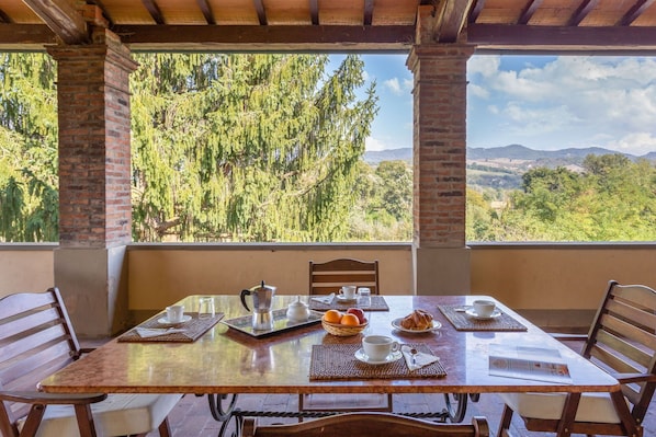 Outdoor dining