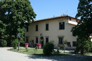 A two-story building with a symmetrical facade, a central entrance with an archway, and a tiled roof. - Wonderful private villa for 14 guests with WIFI, private pool, TV, terrace and panoramic view (La Ginestra)