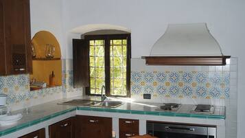 KĂŒhlschrank, Ofen, Herdplatte, GeschirrspĂŒler