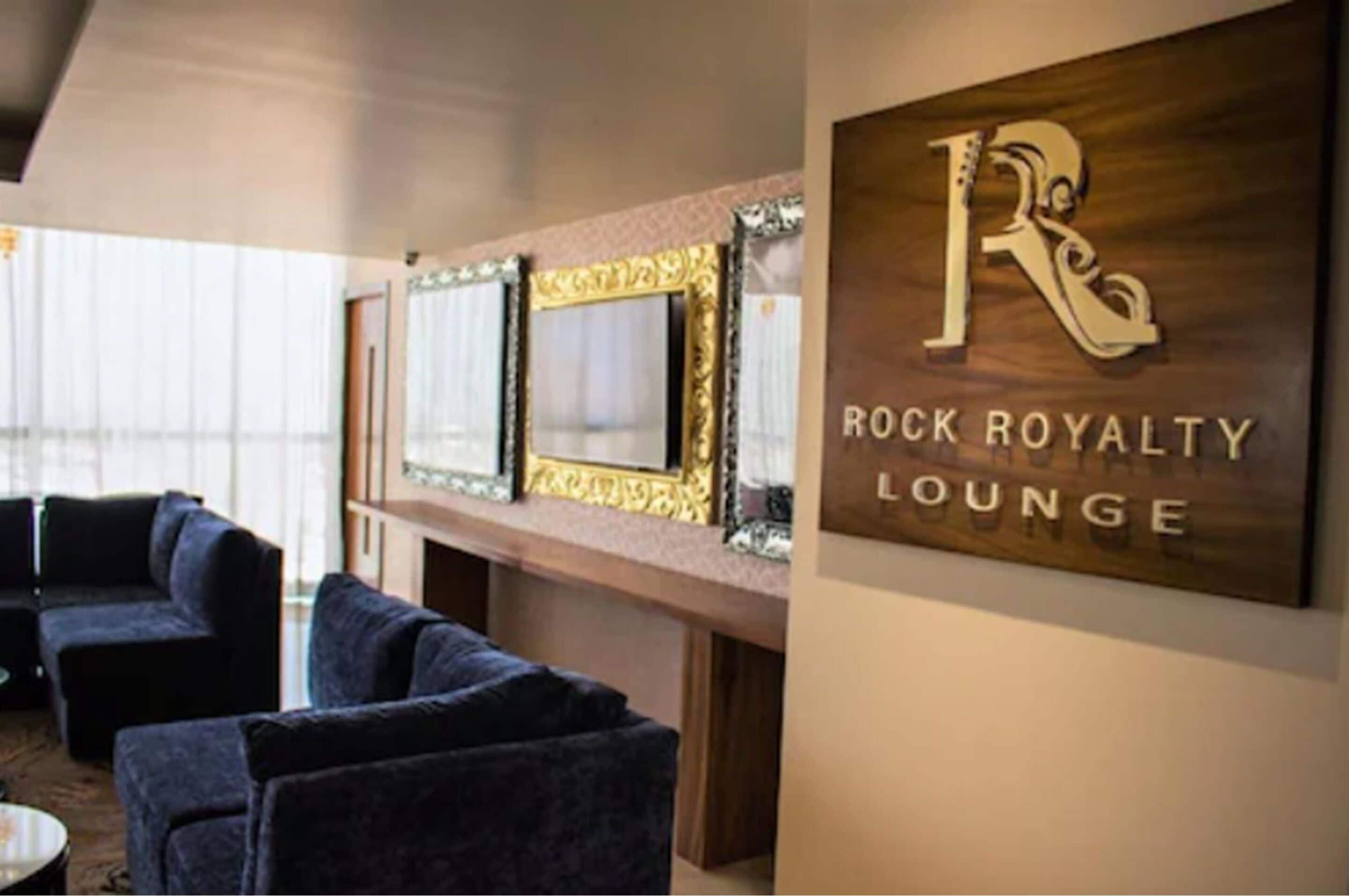 2 bars/lounges, poolside bar