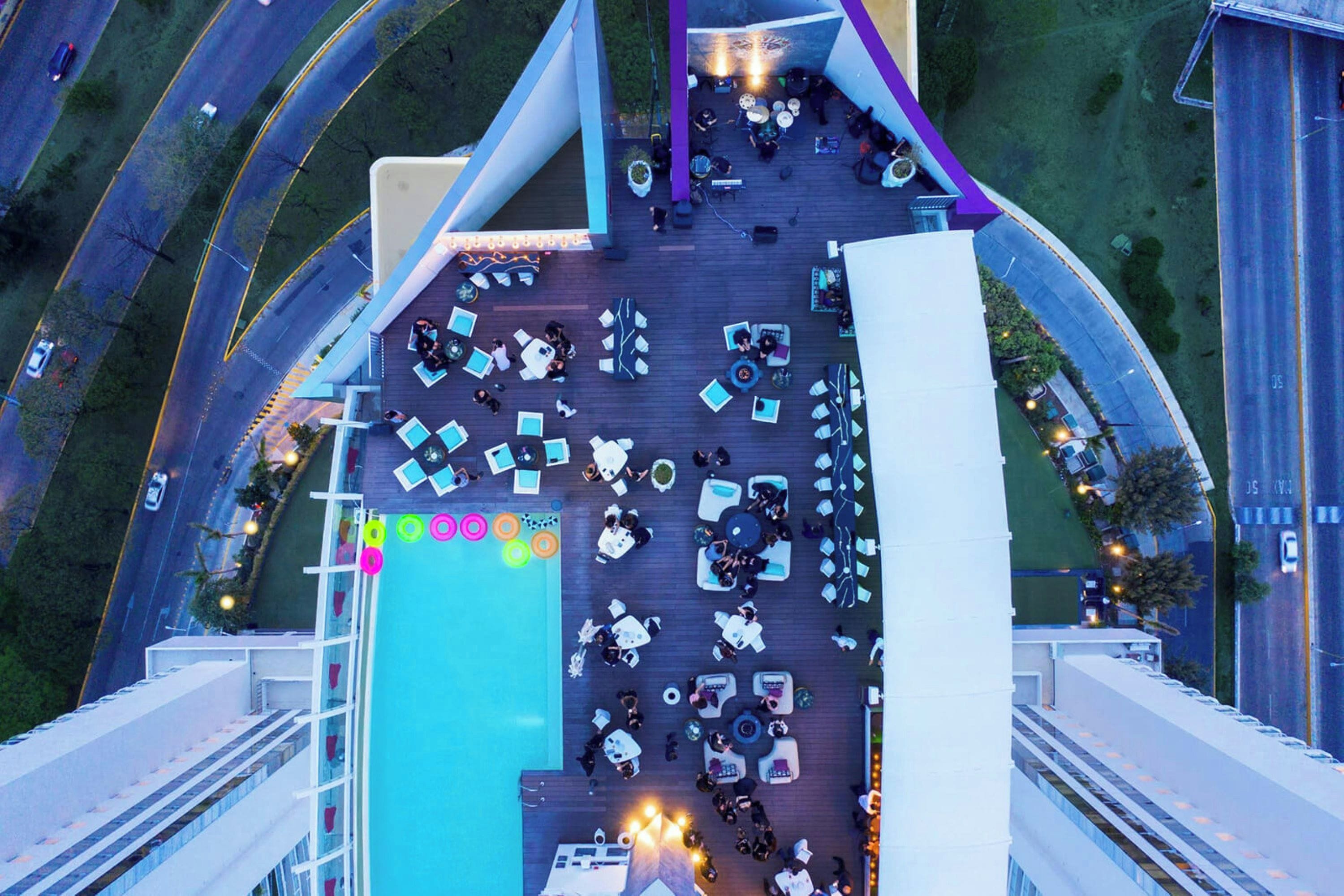 Vista aérea de una terraza en la azotea con mobiliario exterior y zona de piscina.