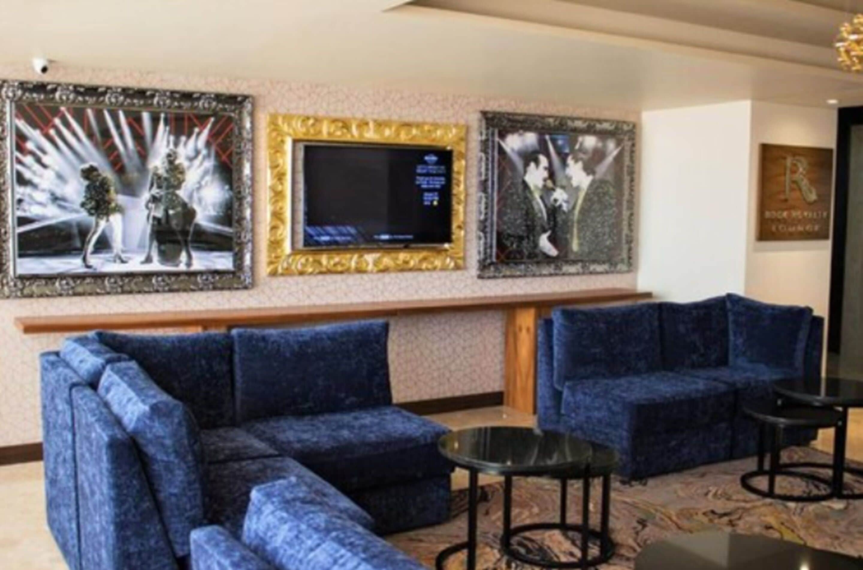 2 bars/lounges, poolside bar