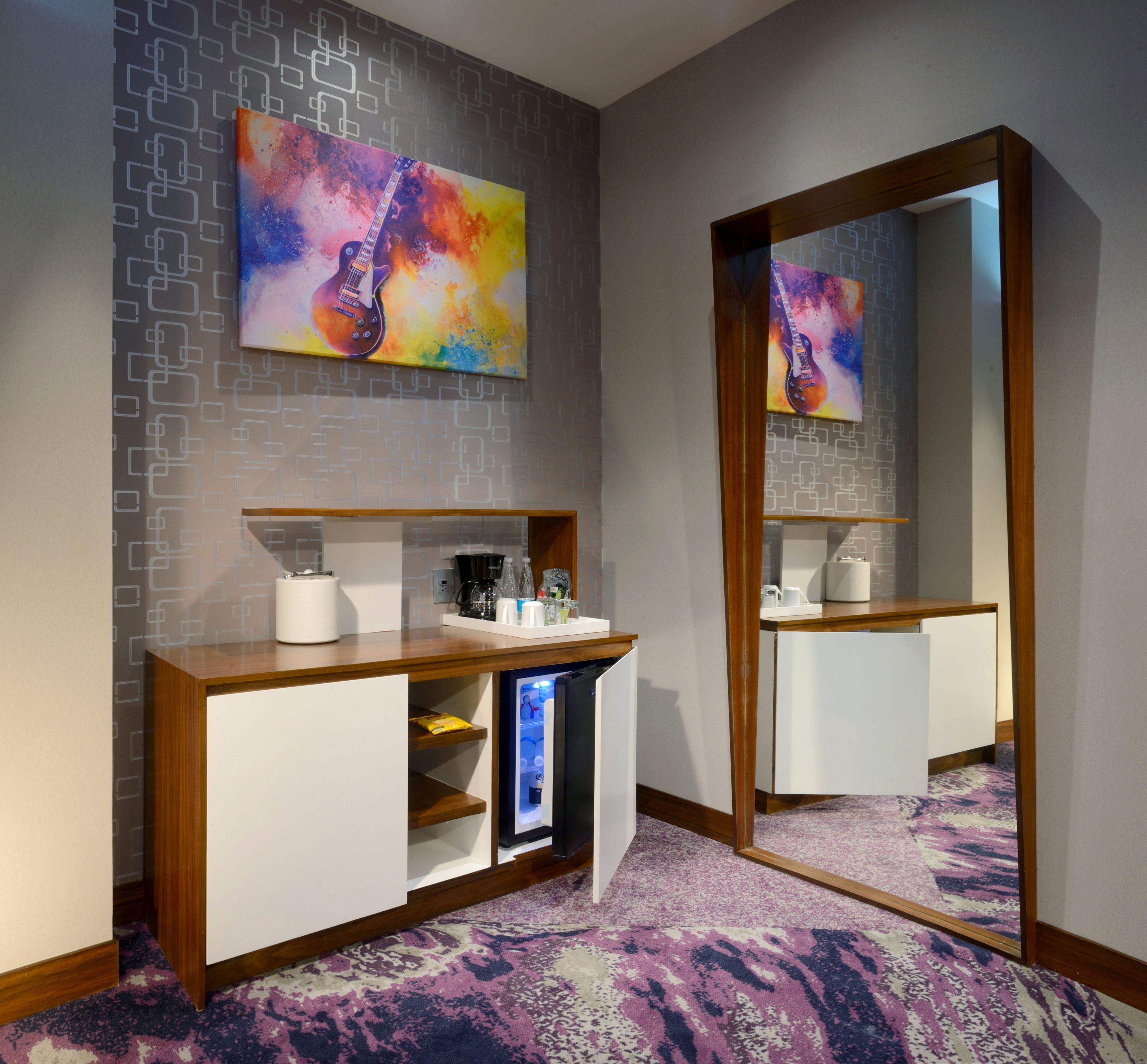 Minibar con artículos gratuitos, caja fuerte, escritorio