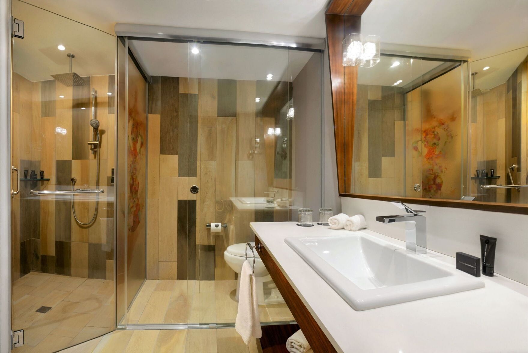 Baño | Artículos de higiene personal gratuitos, secador de pelo y toallas