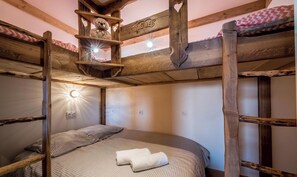 3 bedrooms, travel crib, WiFi, bed sheets