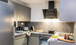 Kühlschrank, Mikrowelle, Ofen, Herdplatte