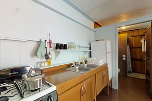 Fridge, oven, stovetop, coffee/tea maker - Inviting Renovated Cabana w/ WiFi - Walk to Shops, Restaurants, and the Beach (Placencia)