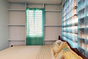 1 bedroom, internet, bed sheets - Inviting Renovated Cabana w/ WiFi - Walk to Shops, Restaurants, and the Beach (Placencia)