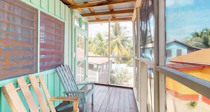 Einladende, renovierte Cabana. Laufen Sie zu Geschäften, Restaurants und zum Strand!