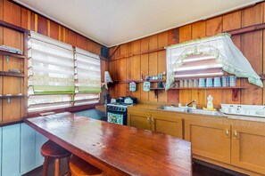 Fridge, microwave, oven, stovetop - Beach Cabana Right in Town with a Screened-In Porch, Hammock, and Free WiFi (Placencia)