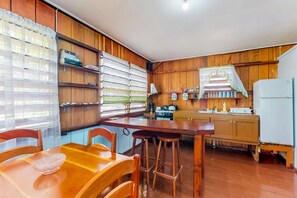 Fridge, microwave, oven, stovetop - Beach Cabana Right in Town with a Screened-In Porch, Hammock, and Free WiFi (Placencia)