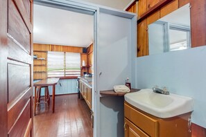 Towels - Beach Cabana Right in Town with a Screened-In Porch, Hammock, and Free WiFi (Placencia)