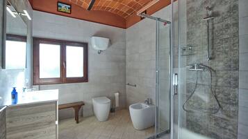Vasca, vasca idromassaggio, asciugacapelli, bidet