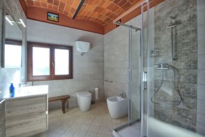 Badewanne, Whirlpool, Haartrockner, Bidet