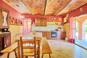 Fridge, microwave, oven, stovetop - Villa Mario - Villa with private pool (Abbadia Di Montepulciano)
