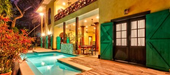 Retraite tropicale en bord de rivière avec piscine et balcon communs - idéale pour les excursions d'une journée!