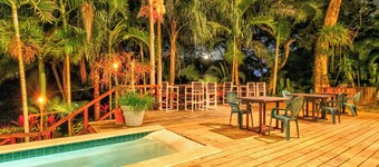 Retiro tropical frente al río con piscina y balcón compartidos, ¡ideal para excursiones de un día!
