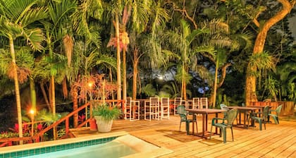 Retiro tropical frente al río con piscina y balcón compartidos, ¡ideal para excursiones de un día!