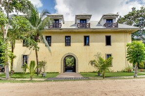 Exterior - Riverfront Suite with Balcony, WiFi, AC, Infinity Pool & Forest View (San Ignacio)