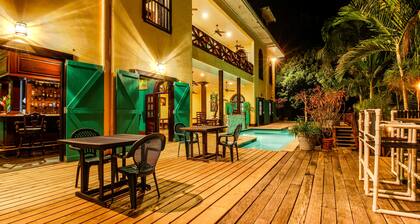 Haus am Fluss mit Gemeinschaftspool, privatem Whirlpool, herrlicher Aussicht und Balkon