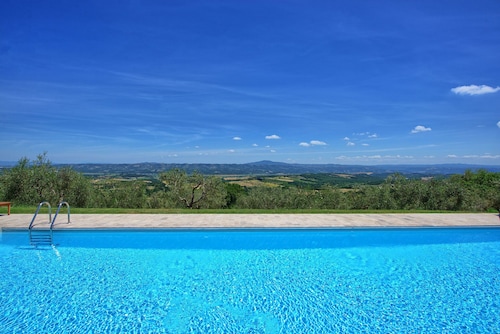 Wonderful private villa for 6 guests with pool, WIFI, A/C and panoramic view