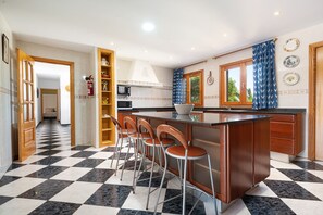 Fridge, microwave, oven, stovetop - CASA CAMPILLOS - Villa with private pool and free Wi-Fi in Llucmajor (Llucmajor)