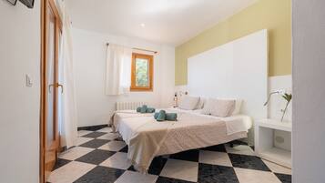 5 bedrooms, iron/ironing board, free WiFi, bed sheets