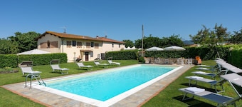 Beautiful private villa for 11 people with private pool, A/C, WIFI, TV and panoramic view